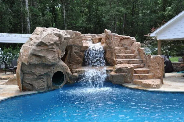 Kunstvolles Pooldesign